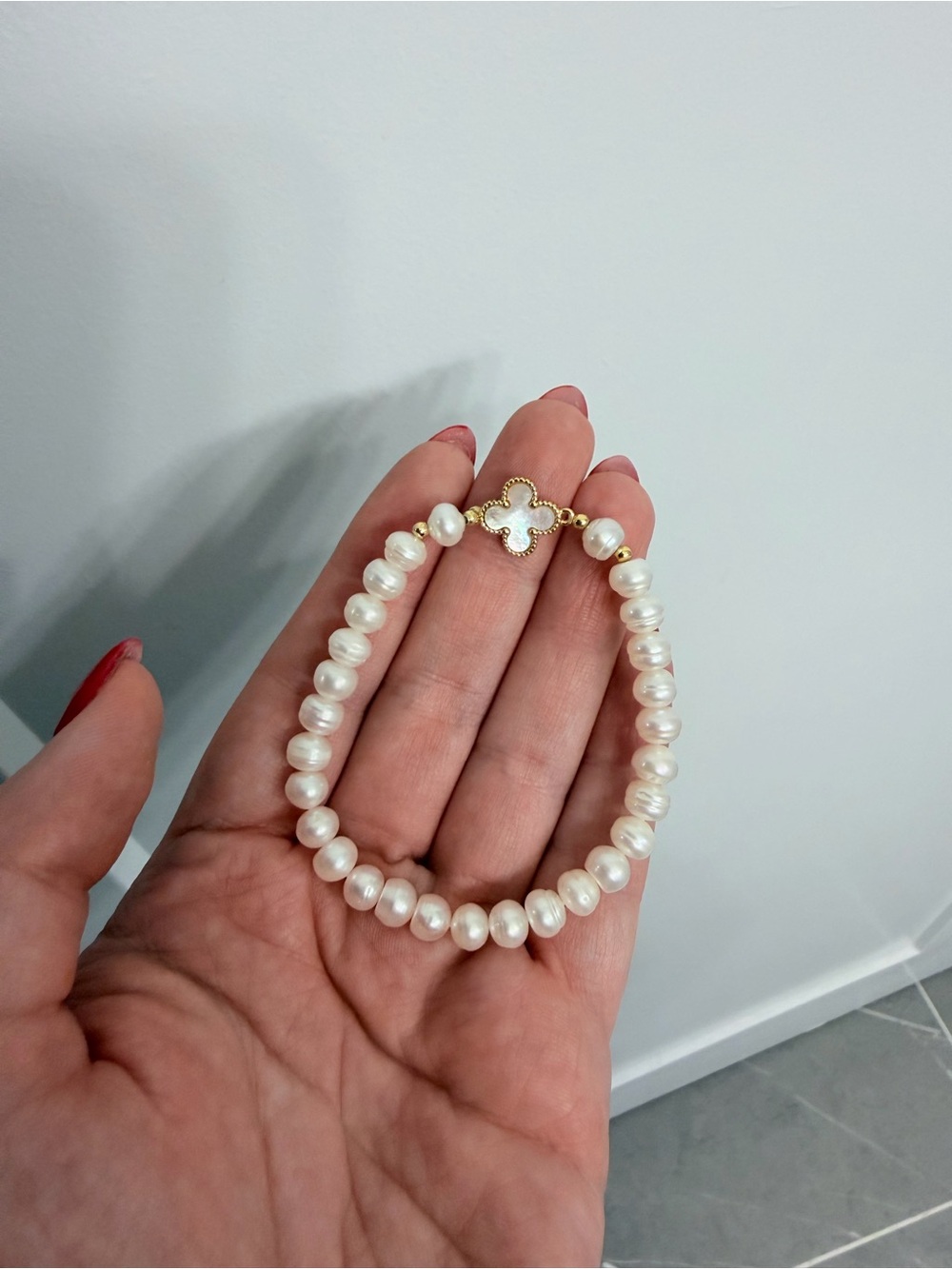 Pearl Beaded Bracelet with Clover Accent - White & Gold